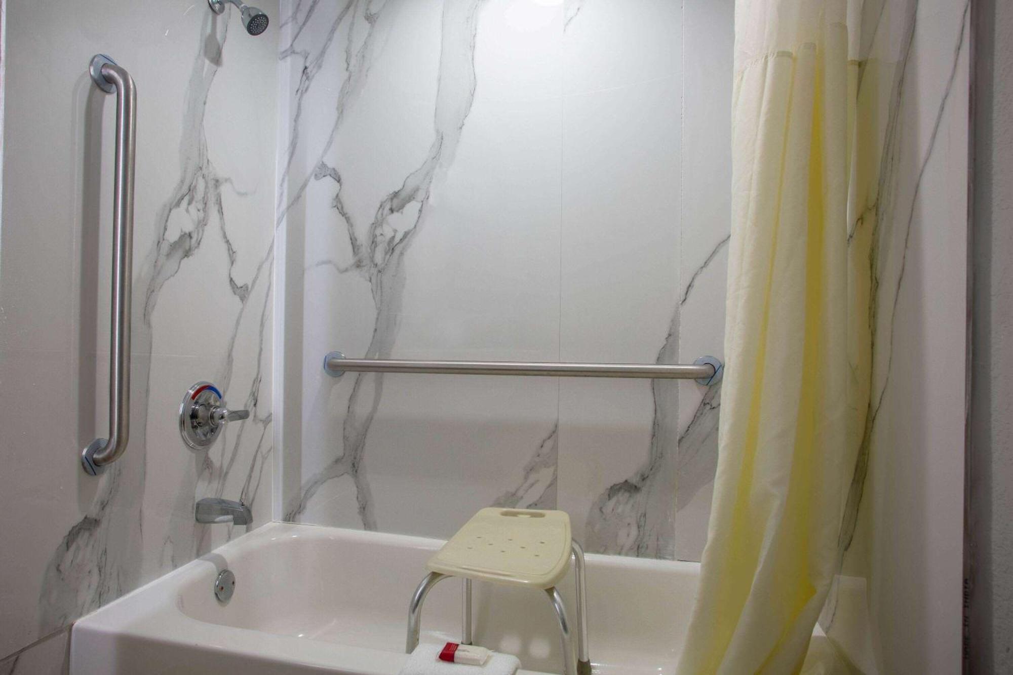 Days Inn By Wyndham Mobile I-65 Esterno foto