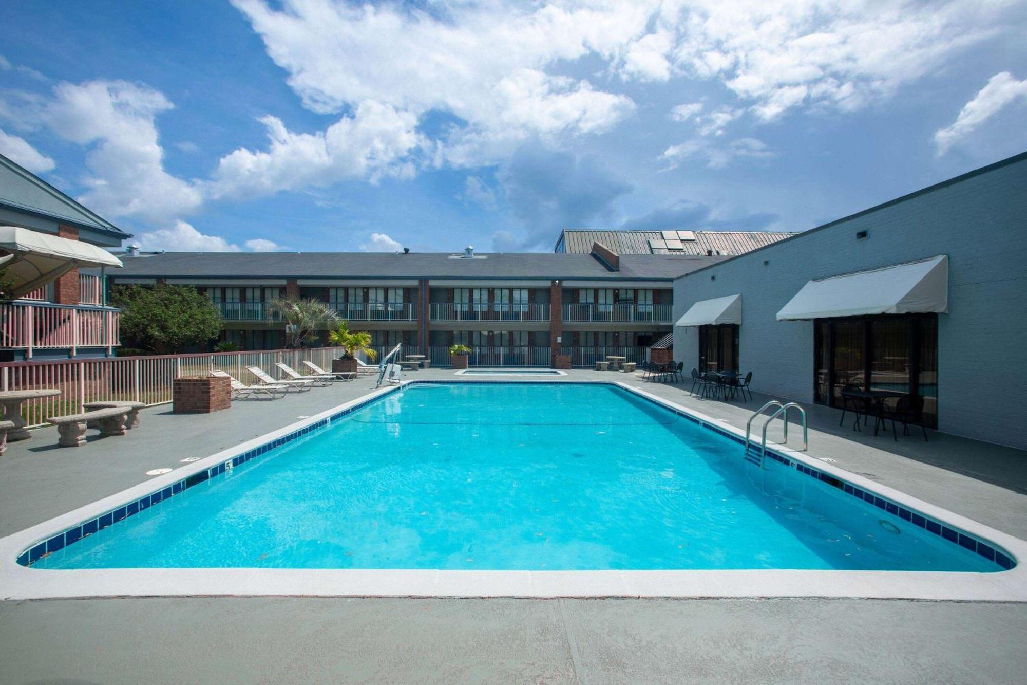 Days Inn By Wyndham Mobile I-65 Esterno foto